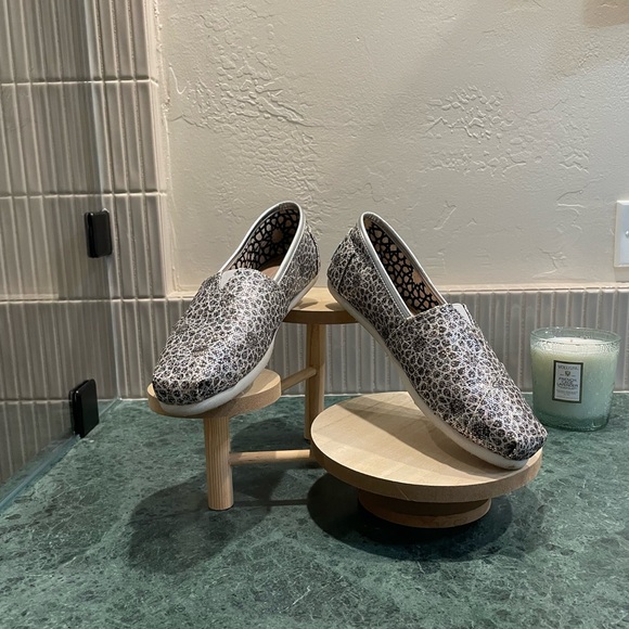TOMS Print Slip-On Shoes - Picture 2 of 8